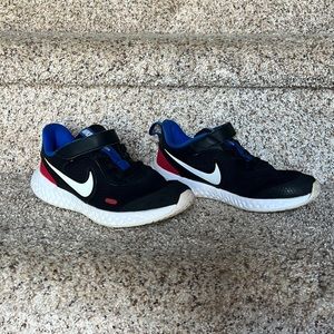 Boys Nike Revolution 5 - Black/Red/Blue